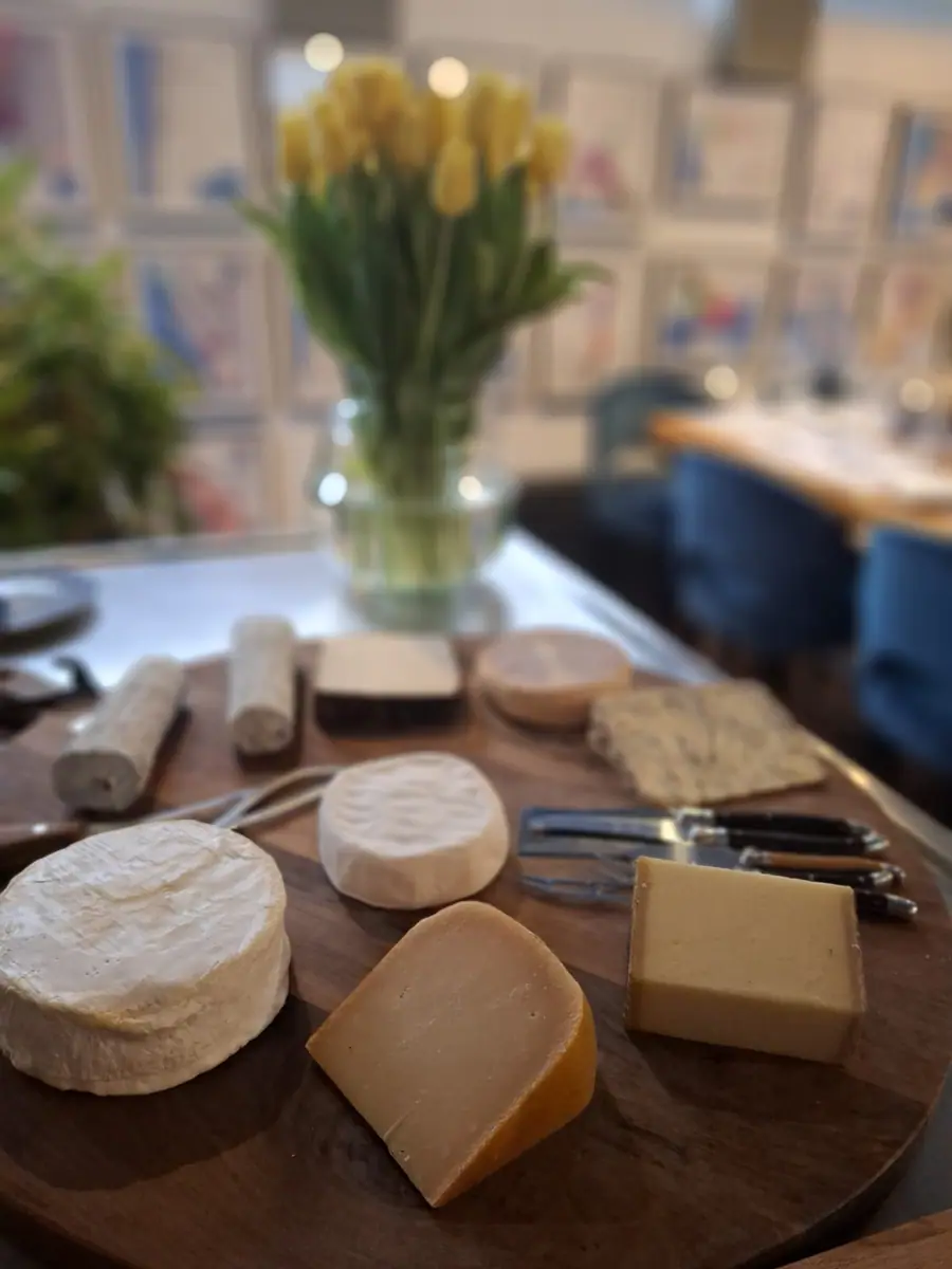 Kaasplank in het proeflokaal (foto: Vughtse Wijnkoperij)