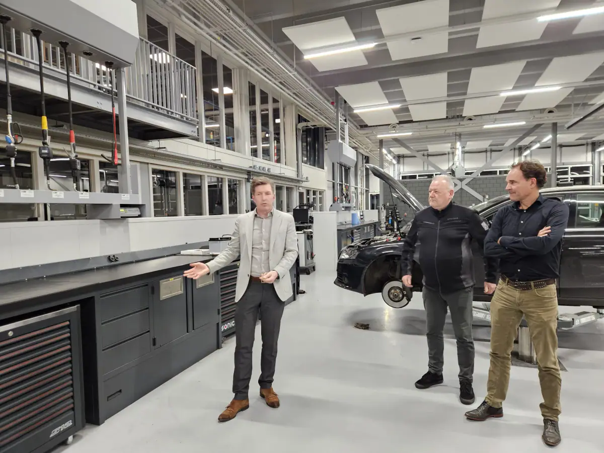Foto bij Bedrijfsbezoek Van den Udenhout. De nieuwe autodealer